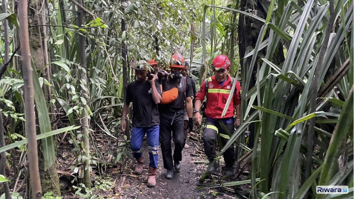 SAR gabungan mengevakuasi jenazah korban erupsi Gunung Dukono di Halmahera Utara